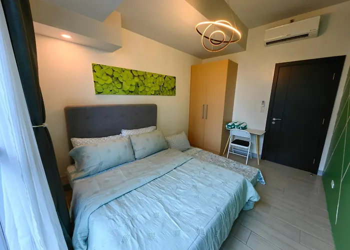 Apartahotel 2br Uptown Bgc-22floor View And Near Mitsukoshi, Uptown Mall, And Restaurants Manila
