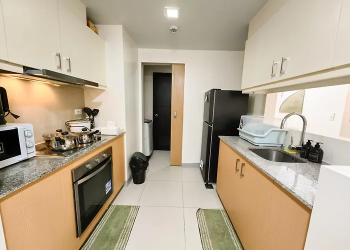 2br Uptown Bgc-22floor View And Near Mitsukoshi, Uptown Mall, And Restaurants Apartahotel
