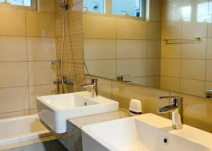 2br Uptown Bgc-22floor View And Near Mitsukoshi, Uptown Mall, And Restaurants Apartahotel